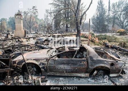 TALENT, MINERAI - 18 SEPTEMBRE 2020 : une vue générale des véhicules brûlés dans les suites de l'incendie d'Almeda. La ville de Talent, Oregon, montrant les maisons brûlées, les voitures et les gravats laissés derrière. Dans Talent, à environ 20 miles au nord de la frontière de la Californie, les maisons ont été charrées au-delà de la reconnaissance. Dans l'ouest des États-Unis, au moins 87 feux de forêt sont en feu, selon le National Interagency Fire Center. Ils ont torqué plus de 4.7 millions d'acres -- plus de six fois la région de Rhode Island. Crédit : Chris Tuite/imageSPACE Banque D'Images