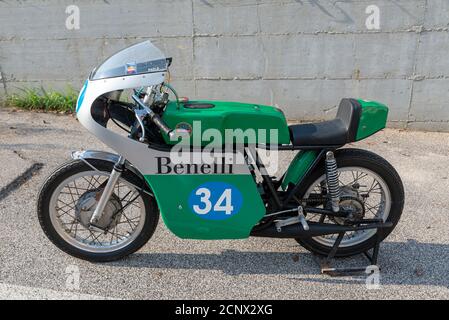 TERNI, ITALIE SEPTEMBRE 18 2020:détail d'une moto benelli 250 vintage Banque D'Images