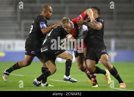 Le Salford Red Devils James Greenwood (au centre à droite) est attaqué par Sam Moa, James Maloney (au centre à gauche) et Israel Folau (à droite) des Dragons Catalanes lors du match de la Super League de Betfred au stade totalement Wicked, à St Helens. Banque D'Images