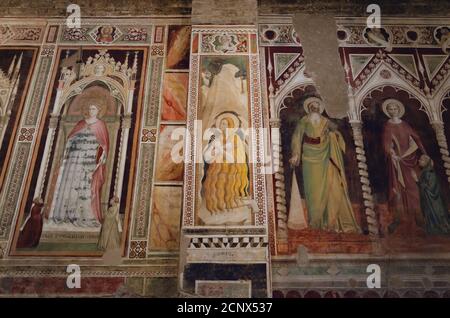 Eglise de San Miniato al Monte, à Florence, Italie. Détail des peintures et des fresques de la période médiévale gothique sur les parois latérales des nefs Banque D'Images