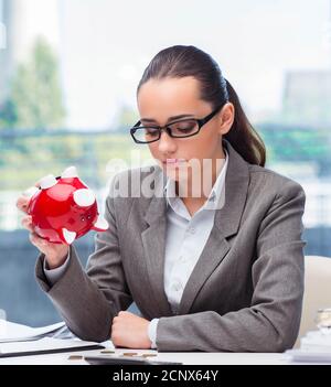 Faillite faillite businesswoman with piggy bank Banque D'Images