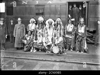 Les Indiens d'Amérique indigènes en tenue traditionnelle et se sont rassemblés sur une plate-forme de train à Chicago, Illinois, 1903. Ils étaient en route vers Washington, D.C. Banque D'Images