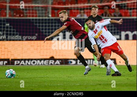 Ratisbonne, Allemagne. 18 septembre 2020. Football: 2ème Bundesliga, Jahn Regensburg - 1er FC Nuremberg, 1er match à Jahnstadion Regensburg. Tim Handwerker de Nuremberg (l) et Albion Vrenezi de Regensburg se battent pour le ballon. Crédit : Armin Weigel/dpa - REMARQUE IMPORTANTE : Conformément aux règlements de la DFL Deutsche Fußball Liga et de la DFB Deutscher Fußball-Bund, il est interdit d'exploiter ou d'exploiter dans le stade et/ou à partir du jeu pris des photos sous forme d'images de séquences et/ou de séries de photos de type vidéo./dpa/Alay Live News Banque D'Images