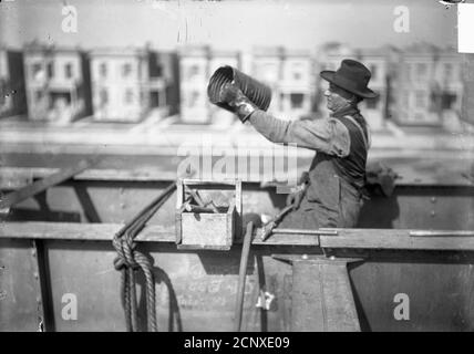 Homme assis sur l'échafaudage d'une voie ferrée surélevée en construction sur la ligne de Ravenswood, Chicago, Illinois Banque D'Images