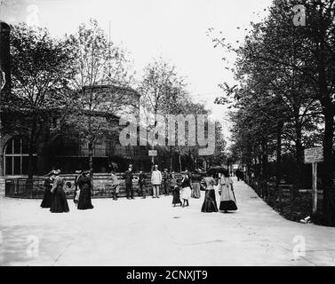Personnes marchant devant la grande maison des animaux au zoo de Lincoln Park à Chicago, Illinois, vers 1900. Banque D'Images