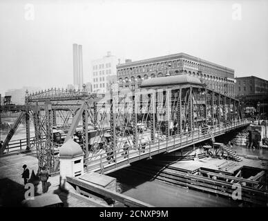 Vue sur le Madison Street Bridge, Chicago, Illinois, vers 1905. Le bâtiment Central Union Block est visible. Banque D'Images