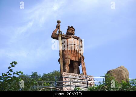Statue de William Wallace en pierre rouge commandée par David Steuart Erskine, 11ème comte de Buchan et debout sur le domaine de Bemersyde, frontières écossaises. Banque D'Images