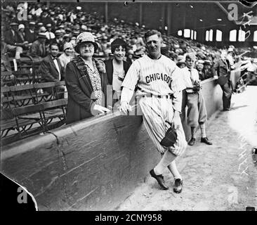 Le joueur de baseball Red Faber du Chicago White Sox debout avec sa mère et sa femme à Comiskey Park, Chicago, Illinois Banque D'Images