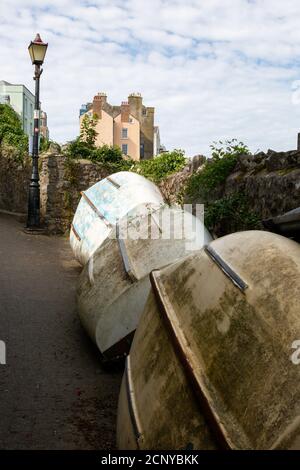 Bateaux à rames ou dinghies dans une route étroite, Tenby, Pembrokeshire, pays de Galles, Royaume-Uni Banque D'Images