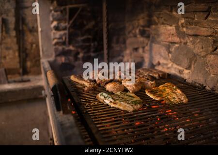 Viande de bœuf et de poisson rôtissée sur le gril. Banque D'Images