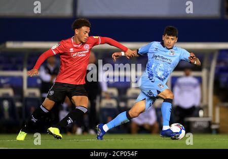 Gustavo Hamer de Coventry City (à droite) et Luke Amos des Queens Park Rangers se battent pour le ballon lors du match du championnat Sky Bet au stade des trophées de St Andrew's trillion, à Birmingham. Banque D'Images