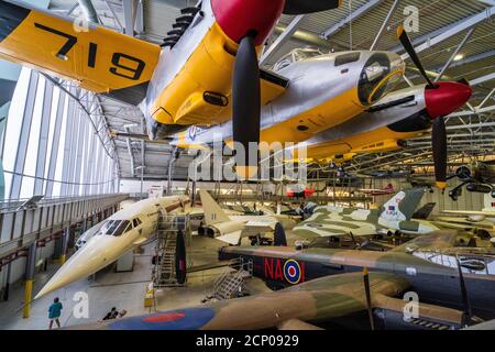 Duxford Musée IWM - Imperial War Museum Duxford - The Le plus grand musée de l'aviation du Royaume-Uni - photo à l'intérieur du Espace aérien Hanger qui a ouvert en 2008 Banque D'Images