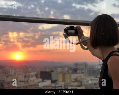 Gros plan photo d'une jeune femme photographe, tenant un appareil photo dans elle main Banque D'Images