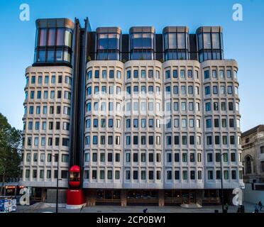 Le Standard Hotel Kings Cross London - Euston Road, ouvert en 2019. Ancien bâtiment du conseil de Camden, aujourd'hui un hôtel haut de gamme. Banque D'Images