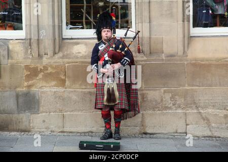 Bagpipes Player Busking à Édimbourg, Écosse Banque D'Images