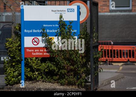 Bracknell, Royaume-Uni. 18 septembre 2020. Un panneau à l'extérieur du site pour un nouveau laboratoire de phare COVID-19 au Royal Berkshire Bracknell Healthspace. Le ministère de la Santé et des Affaires sociales a annoncé que la capacité d'analyse du coronavirus sera renforcée par la création de deux nouveaux laboratoires Lighthouse à Newcastle et Bracknell, Avec le site Bracknell qui sera géré par Berkshire et Surrey Pathology Services avec l'objectif de 40,000 tests traités par jour d'ici février 2021. Crédit : Mark Kerrison/Alamy Live News Banque D'Images