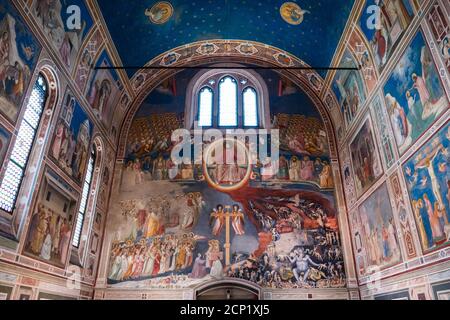 Chapelle Capella degli Scrovegni à Fresco à Padoue, en Italie, avec des peintures célèbres de Giotto Banque D'Images