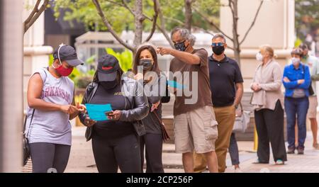 ARLINGTON, VIRGINIA, États-Unis, 18 SEPTEMBRE 2020 - les gens se font la queue pendant le premier jour du vote par anticipation, élection présidentielle de 2020. Banque D'Images