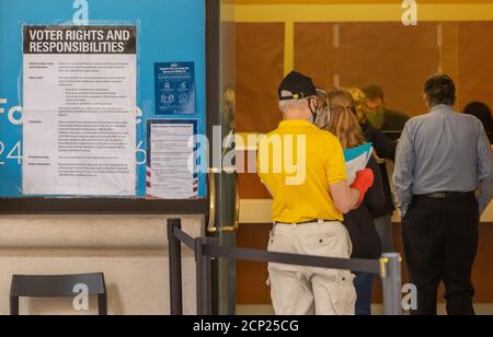 ARLINGTON, VIRGINIA, États-Unis, 18 SEPTEMBRE 2020 - les gens se font la queue pendant le premier jour du vote par anticipation, élection présidentielle de 2020. Banque D'Images