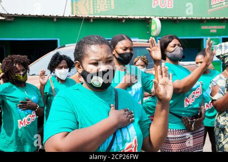 (200918) -- LUSAKA, le 18 septembre 2020 (Xinhua) -- les propriétaires de bars et de boîtes de nuit s'engagent à respecter les directives COVID-19 lors de la cérémonie de don de trousses de santé à Lusaka, capitale de la Zambie, le 18 septembre 2020. Sur la décision du principal brasseur du pays de lancer une campagne « Responsible Together Campaign » visant à sensibiliser le bar et les boîtes de nuit afin de respecter les directives sanitaires suite à la suppression des restrictions, Amideus ng'andwe Muswala, un propriétaire de bar et de boîte de nuit à Lusaka, a déclaré que la décision était la bienvenue, car il s'agit d'un soulagement visant à leur permettre de reprendre leurs activités. (Photo de Martin Mbangweta/X. Banque D'Images