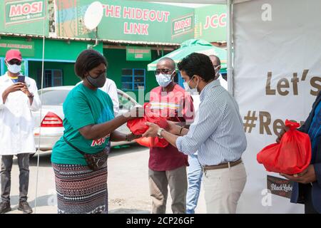 (200918) -- LUSAKA, le 18 septembre 2020 (Xinhua) -- José Daniel Moran (R), directeur national des brasseries de Zambie, distribue des kits de santé gratuits aux propriétaires de bars et de boîtes de nuit à Lusaka, capitale de la Zambie, le 18 septembre 2020. Sur la décision du principal brasseur du pays de lancer une campagne « Responsible Together Campaign » visant à sensibiliser le bar et les boîtes de nuit afin de respecter les directives sanitaires suite à la suppression des restrictions, Amideus ng'andwe Muswala, un propriétaire de bar et de boîte de nuit à Lusaka, a déclaré que la décision était la bienvenue, car il s'agit d'un soulagement visant à leur permettre de reprendre leurs activités. (Photo de Martin Mbang Banque D'Images