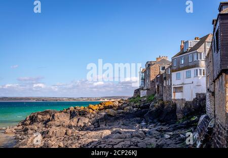 Saint-Ives / Royaume-Uni - avril 19 2014 : marée basse pendant un après-midi ensoleillé. Côte des Rocheuses et maisons de bord de mer. Banque D'Images