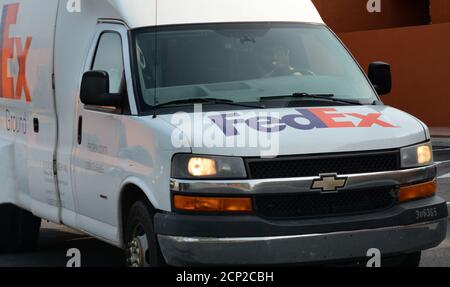 Un camion FedEx (Federal Express) effectue une livraison au Nouveau-Mexique, aux États-Unis. Banque D'Images