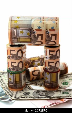 Fonds en espèces dénominations monétaires de différents avantages, euros, dollars Banque D'Images