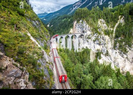 Train sur Landwasser Viaduct, Filisur, Suisse. Cet endroit est un point de repère des Alpes suisses. Vue panoramique sur le pont de chemin de fer en été. Montagne Banque D'Images