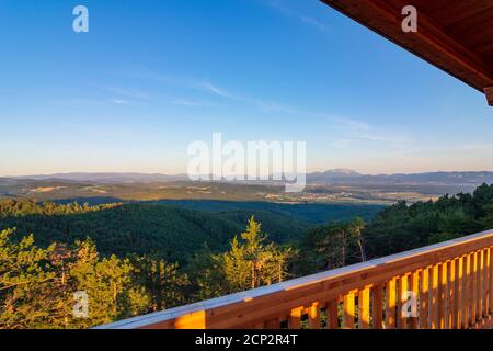 Lanzenkirchen, Rosaliengebirge (montagnes Rosalia), vue de la tour d'observation au sommet de Steinkogel à la montagne Schneeberg à Wiener Alpen (Alpes de Vienne), Banque D'Images