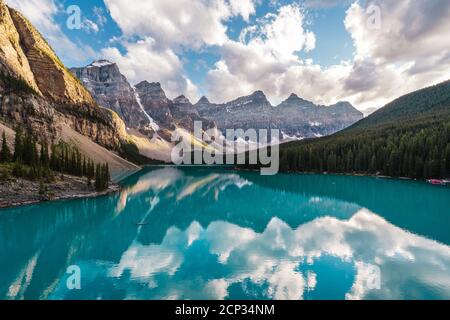 Lac Moraine au coucher du soleil dans le parc national Banff, Alberta, Canada. Banque D'Images