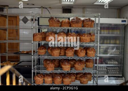 Un carré de pain de challah fraîchement cuit (un pain spécial dans la cuisine juive) exposé à l'intérieur d'une boulangerie tandis que les gens magasinent en vue du début du nouvel an juif « Rosh Hashanah. Dans la section Williamsburg du quartier de Brooklyn à New York, NY, le 18 septembre 2020. Rosh Hashanah marque le premier des jours Saints juifs, est observé avec des célébrations, priant dans la synagogue, le son du Shofar (corne du bélier), et mangeant des aliments symboliques tels que des pommes enrobées de miel pour évoquer un nouvel an doux. (Anthony Behar/Sipa États-Unis) Banque D'Images