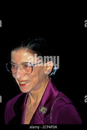 ***PHOTO DU FICHIER*** Ruth Bader Ginsburg est décédée à 87. Washington, DC.USA, 1993 Ruth Bader Ginsburg assiste à un événement social à DC. Credit: Mark Reinstein/ MediaPunch Credit: MediaPunch Inc/Alay Live News Banque D'Images