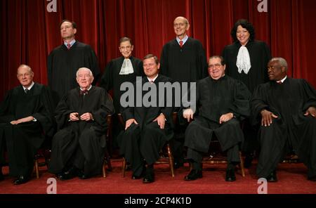 Washington, DC - les juges de la Cour suprême des États-Unis. 29 septembre 2009. A posé pour leur photo officielle de groupe "famille" et a ensuite permis aux membres des médias de prendre des photos après. Les juges sont John G. Roberts (juge en chef), John Paul Stevens, Antonin Scalia, Anthony Kennedy, Clarence Thomas, Ruth Bader Ginsburg, Stephen Breyer, Samuel Aito, Sonia Sotomayor. Crédit photo: Gary Fabiano/Sipa Press/0909291627 crédit: SIPA USA/Alay Live News Banque D'Images