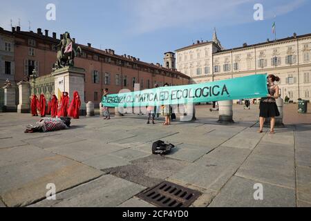 Turin, Italie. 18 septembre 2020. Les militants de la rébellion contre l'extinction protestent contre les morts-ins pour demander une meilleure couverture de la crise climatique aux médias. Credit: MLBARIONA/Alamy Live News Banque D'Images