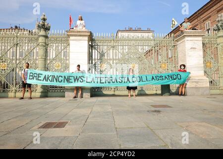 Turin, Italie. 18 septembre 2020. Les militants de la rébellion contre l'extinction protestent contre les morts-ins pour demander une meilleure couverture de la crise climatique aux médias. Credit: MLBARIONA/Alamy Live News Banque D'Images