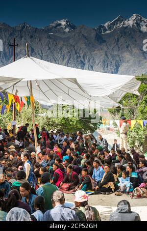 La vallée de Nubra avec le village de Sumur, le Dalaï Lama visitant le monastère de Samtanling Gompa Banque D'Images