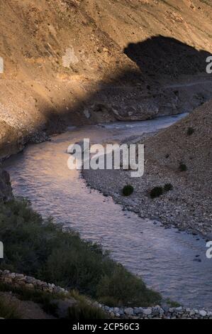 La rivière Tsarap Chu au monastère de Bardan Gompa Banque D'Images