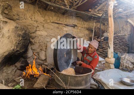 Tsampa est rôti au monastère de Mune Gompa Banque D'Images