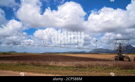 Système d'irrigation à grande échelle de la ferme de canne à sucre à travers un enclos Banque D'Images