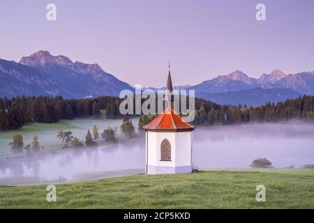 Chapelle Hegratsrieder en face du panorama des Alpes Ammergauer et Allgäu près du halch, Ostallgäu, Allgäu, Swabia, Bavière, sud de l'Allemagne, Banque D'Images