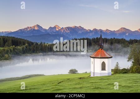 Hegratsrieder Chapelle devant le panorama des Alpes de l'Allgäu près de halch, Ostallgäu, Allgäu, Swabia, Bavière, sud de l'Allemagne, Allemagne, Europe Banque D'Images