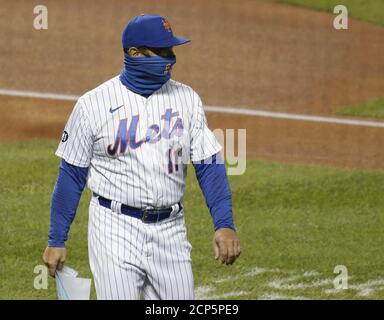 Queens, États-Unis. 18 septembre 2020. L'entraîneur des New York mets Tony DeFrancesco se rend au dugout avant le match contre les Atlanta Braves à Citi Field le vendredi 18 septembre 2020 à New York. Photo de John Angelillo/UPI crédit: UPI/Alay Live News Banque D'Images