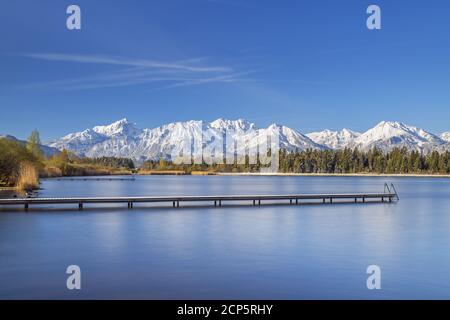 Hopfensee en face du panorama des montagnes de Tannheimer, Hopfen am See, Allgäu, Ostallgäu, Allgäu Alpes, Bayerisch Souabe, Bavière, Allemagne, Banque D'Images