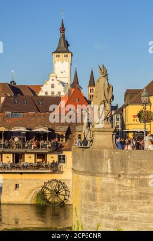 Vue de Alter Mainbrücke à la vieille ville de Würzburg avec la tour Grafeneckart et la cathédrale Saint-Kilian, Basse-Franconie, Franconie, Bavière, Allemagne Banque D'Images
