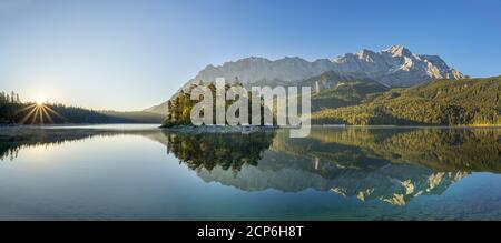 Eibsee en face du massif de Zugspitze avec Zugspitze, Grainau, Werdenfelser Land, haute-Bavière, Bavière, sud de l'Allemagne, Allemagne, Europe Banque D'Images