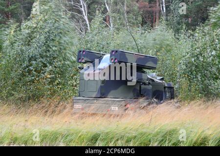 Un système de missiles Avenger se met en place pour une attaque aérienne lors d'un exercice de défense aérienne à courte portée simulé pour Tobruq Legacy 20 (TOLY20) à Panevezys, Lituanie, le 17 septembre 2020. TOLY20 est un exercice multinational de défense aérienne qui a lieu du 12 au 27 septembre 2020 en Lituanie, en Allemagne et en Pologne. Le but de cet exercice est d'améliorer l'interopérabilité avec les forces de l'OTAN et d'accroître la préparation grâce à l'intégration des capacités de défense par missile aérien de la composante terrestre. Parmi les pays participant à l'héritage de Tobruq figurent la République tchèque, l'Estonie, la France, la Hongrie, l'Italie, la Lettonie, la Lituanie et le po Banque D'Images