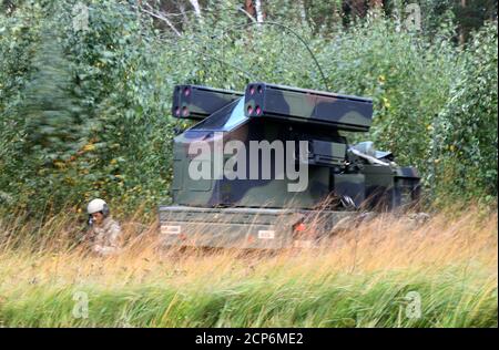 Un système de missiles Avenger se met en place pour une attaque aérienne lors d'un exercice de défense aérienne à courte portée simulé pour Tobruq Legacy 20 (TOLY20) à Panevezys, Lituanie, le 17 septembre 2020. TOLY20 est un exercice multinational de défense aérienne qui a lieu du 12 au 27 septembre 2020 en Lituanie, en Allemagne et en Pologne. Le but de cet exercice est d'améliorer l'interopérabilité avec les forces de l'OTAN et d'accroître la préparation grâce à l'intégration des capacités de défense par missile aérien de la composante terrestre. Parmi les pays participant à l'héritage de Tobruq figurent la République tchèque, l'Estonie, la France, la Hongrie, l'Italie, la Lettonie, la Lituanie et le po Banque D'Images