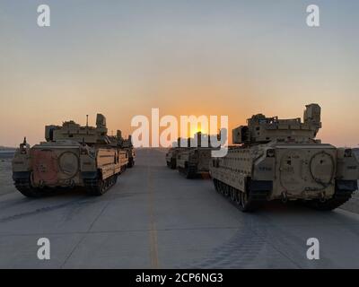 LES véhicules de combat M2 Bradley, du 1er Bataillon, 6e Régiment d'infanterie, 2e Brigade combat Team, 1re Division blindée, en appui à l'opération Spartan Shield, sont mis en scène sur la ligne de vol à la base aérienne Ali Al Salem, au Koweït, le 17 septembre 2020. Les forces d'infanterie mécanisées de l'armée américaine ont la capacité d'alerter rapidement et de déployer une puissance de combat blindée n'importe où dans la zone de responsabilité du CENTCOM. (Photo avec l'aimable autorisation de l'armée américaine) Banque D'Images