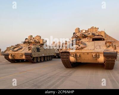 LES véhicules de combat M2 Bradley, du 1er Bataillon, 6e Régiment d'infanterie, 2e Brigade combat Team, 1re Division blindée, en appui à l'opération Spartan Shield, sont mis en scène sur la ligne de vol à la base aérienne Ali Al Salem, au Koweït, le 17 septembre 2020. Les forces d'infanterie mécanisées de l'armée américaine ont la capacité d'alerter rapidement et de déployer une puissance de combat blindée n'importe où dans la zone de responsabilité du CENTCOM. (Photo avec l'aimable autorisation de l'armée américaine) Banque D'Images